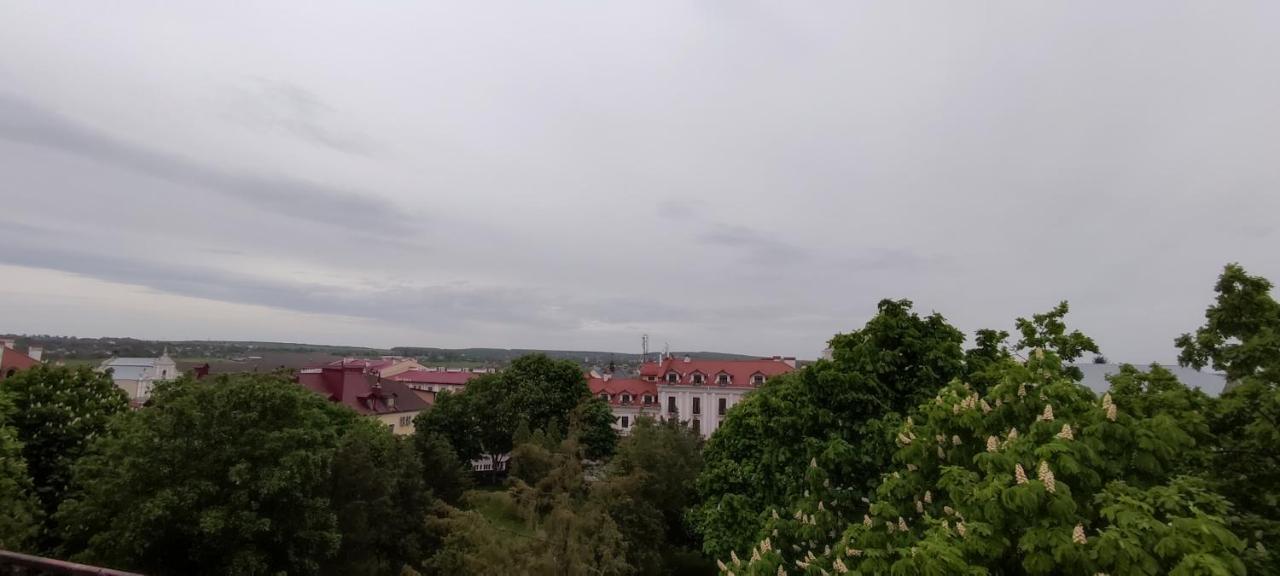 Апартаменти - Історія З Вікна Kamyanets-Podilski Dış mekan fotoğraf